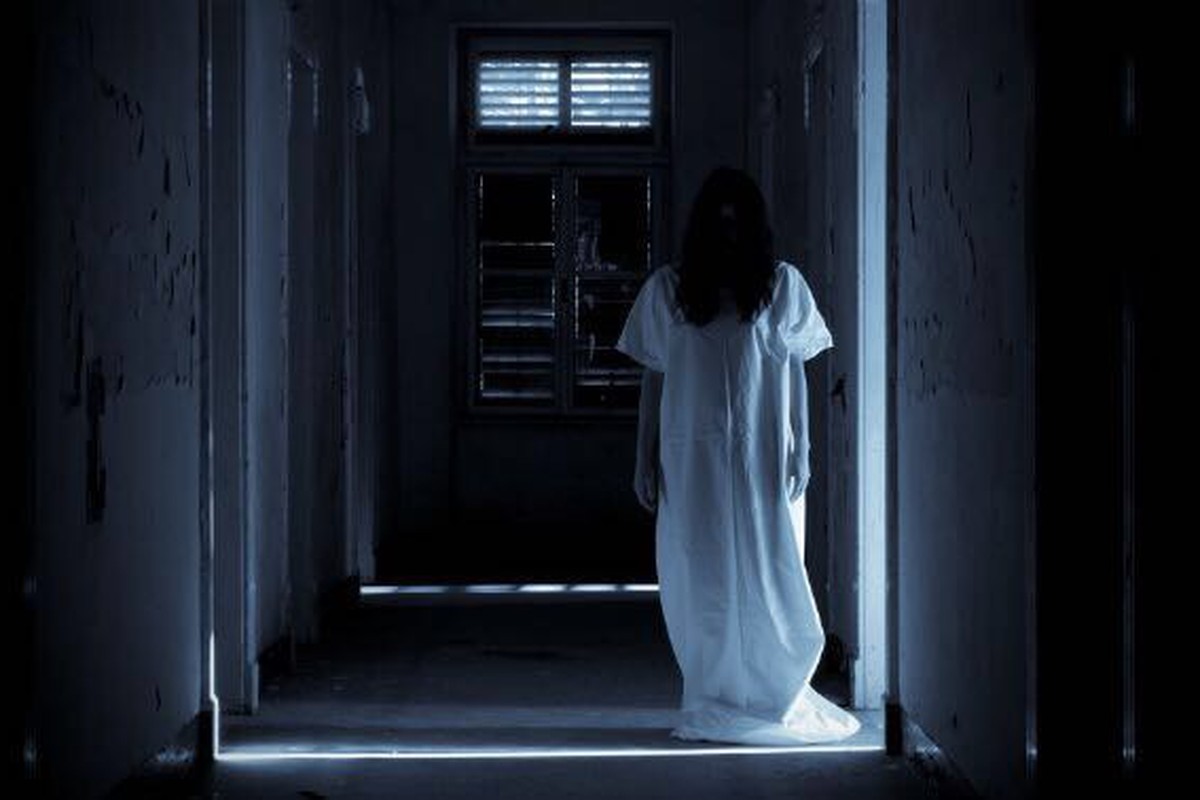 Призрак помог девушка. Полтергейст призрак дух. Девушка призрак. Призрак женщины в белом. Страшная девушка призрак.